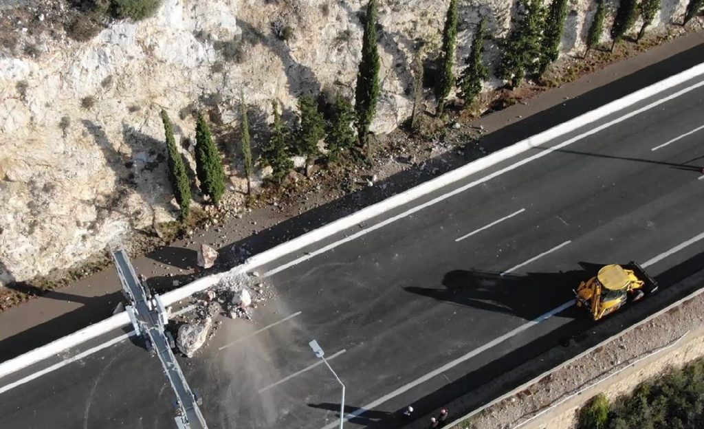 Τη διενέργεια έρευνας για το κλείσιμο της Εθνικής οδού Αθηνών-Κορίνθου από πτώση βράχων διέταξε ο Εισαγγελέας