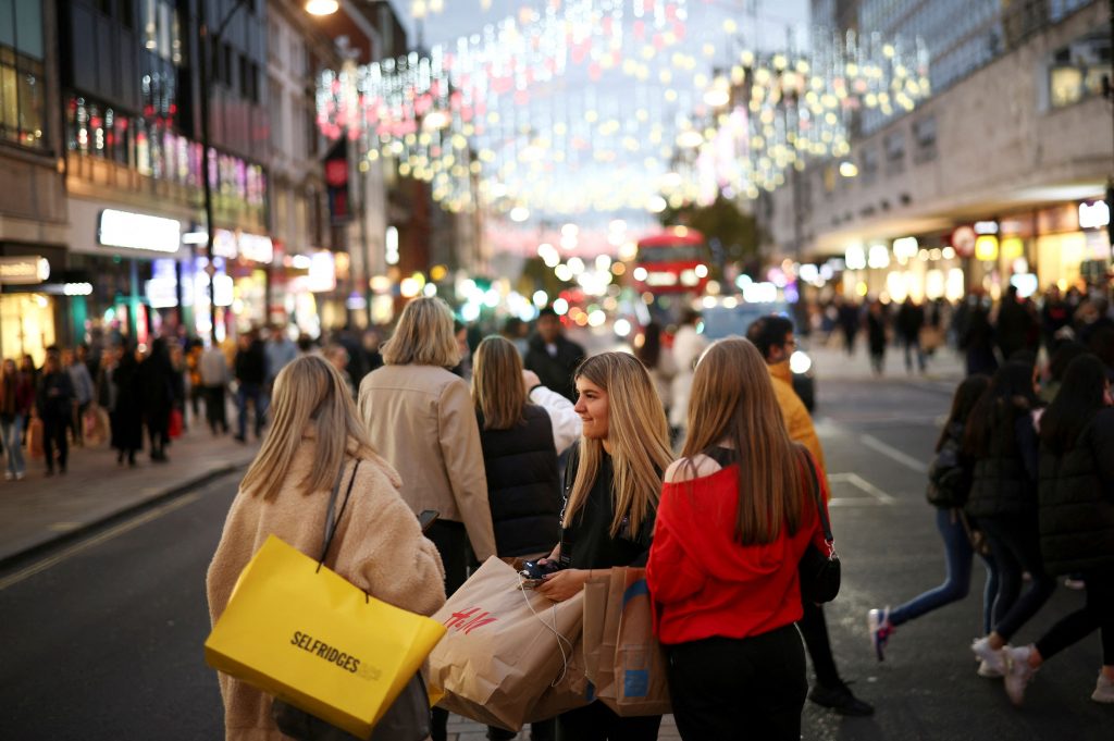 Βρετανία: Προς αναζήτηση φθηνότερων Χριστουγέννων