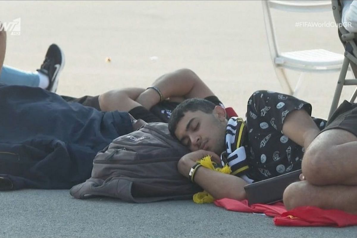«Τρελαμένοι» Μαροκινοί κοιμήθηκαν έξω από τα εκδοτήρια για ένα εισιτήριο για τον ημιτελικό