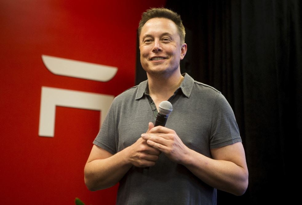 Μασκ: Όχι στην πώληση μετοχών της Tesla την επόμενη διετία