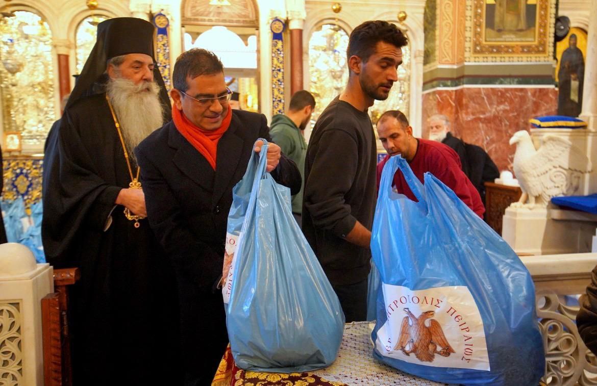 Υπουργείο Εργασίας: Διανομή τροφίμων στην Ιερά Μητρόπολη Πειραιώς