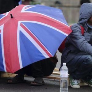 Βρετανία: Στην κόψη του ξυραφιού η οικονομία – Απέφυγε στο «παρά πέντε» την ύφεση