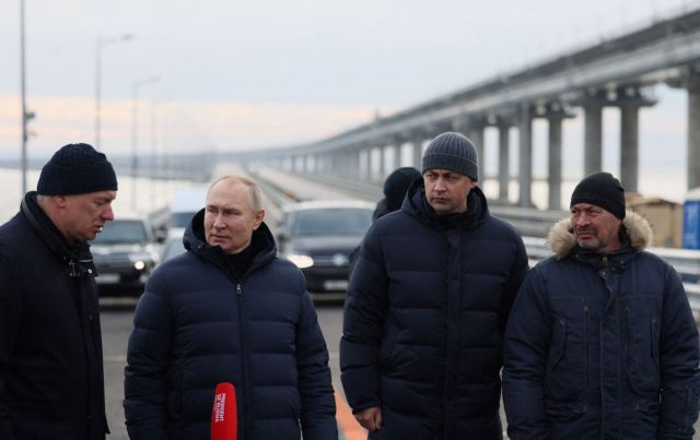 Πούτιν: Διέσχισε οδηγώντας Mercedes τη γέφυρα της Κριμαίας 2 μήνες μετά την έκρηξη