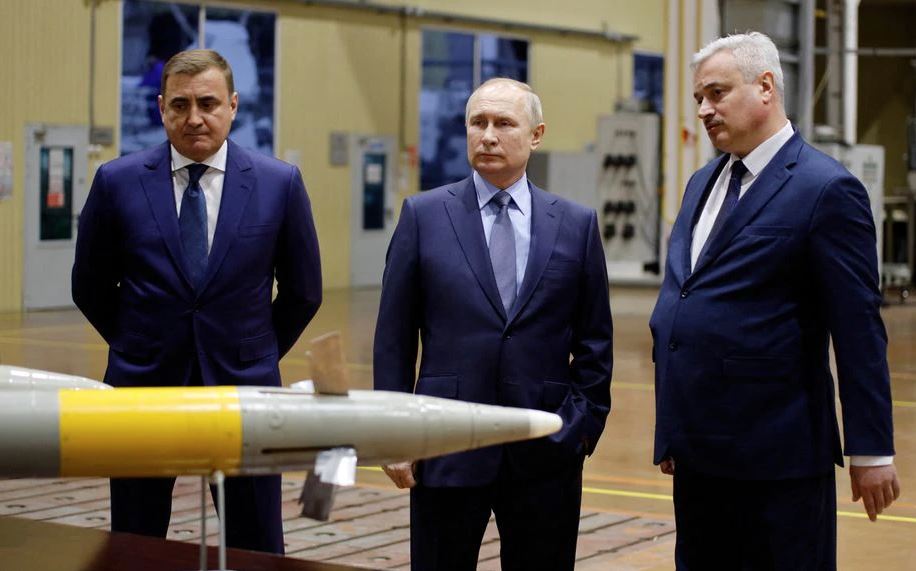 Πούτιν: Καλεί την πολεμική βιομηχανία να «βελτιώσει το παιχνίδι» της για τον πόλεμο στην Ουκρανία