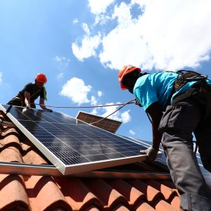 Φωτοβολταϊκά: Στην αναμονή το net metering για επιχειρήσεις και πολυκατοικίες