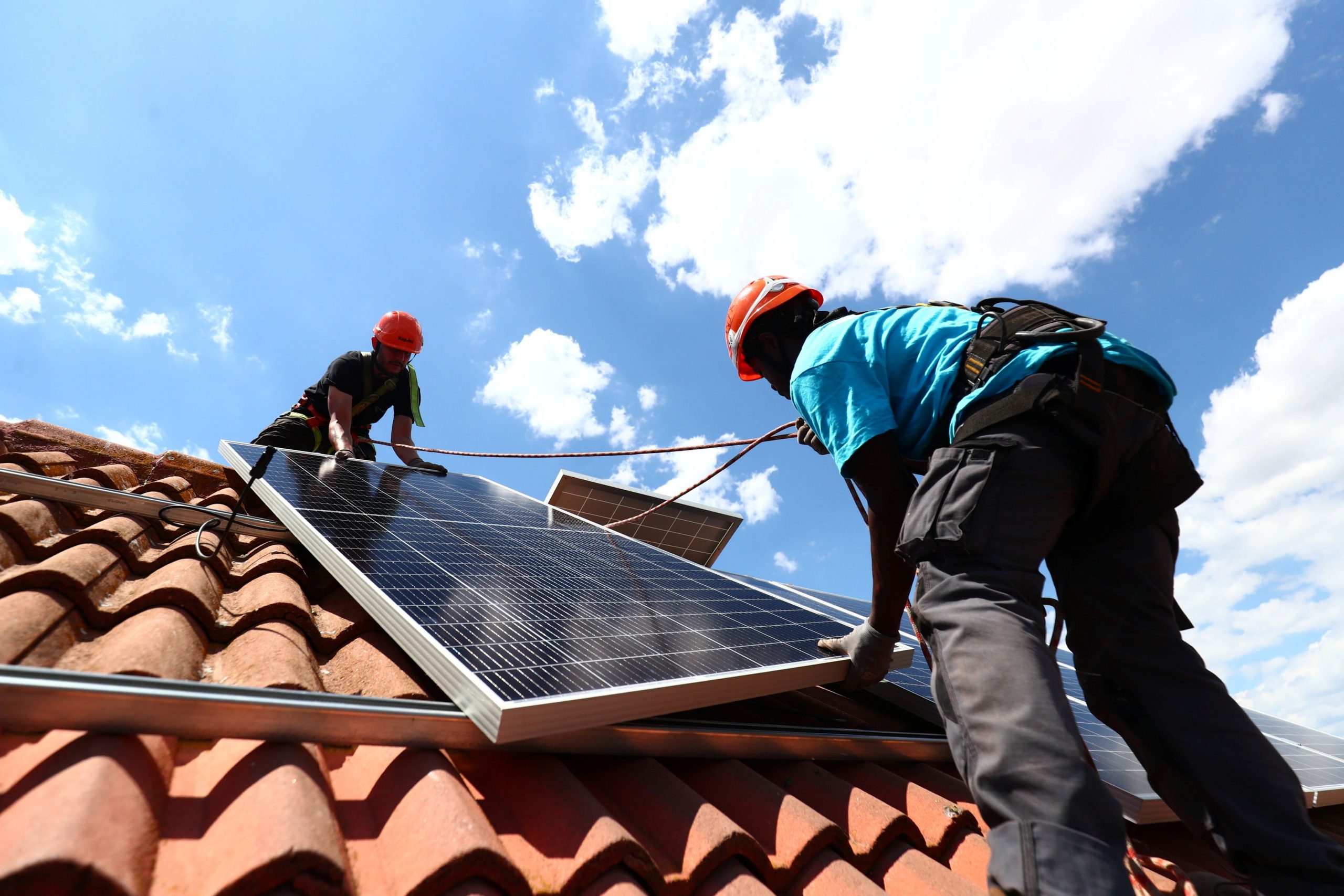 «Φωτοβολταϊκά στις στέγες»: Οι αλλαγές στο πρόγραμμα για αγρότες και ευάλωτα νοικοκυριά