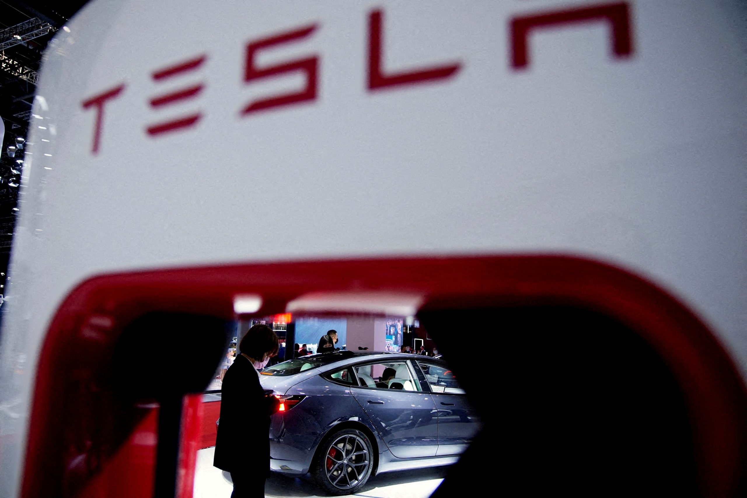 Tesla: Πατά φρένο στις αγγελίες για εργασία – Ο Μασκ περιορίζει τις προσλήψεις