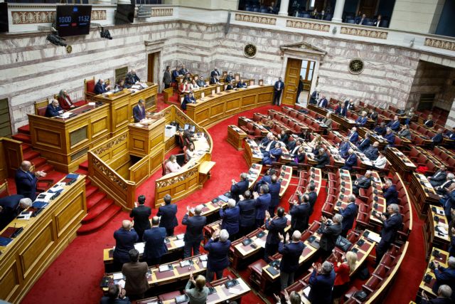 Βουλή: Υπερψηφίστηκε το έκτακτο επίδομα σε αστυνομικούς και λιμενικούς