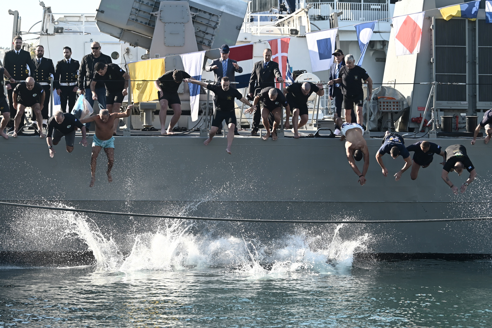 Θεοφάνια: Με λαμπρότητα ο αγιασμός των υδάτων σε Αθήνα και Πειραιά