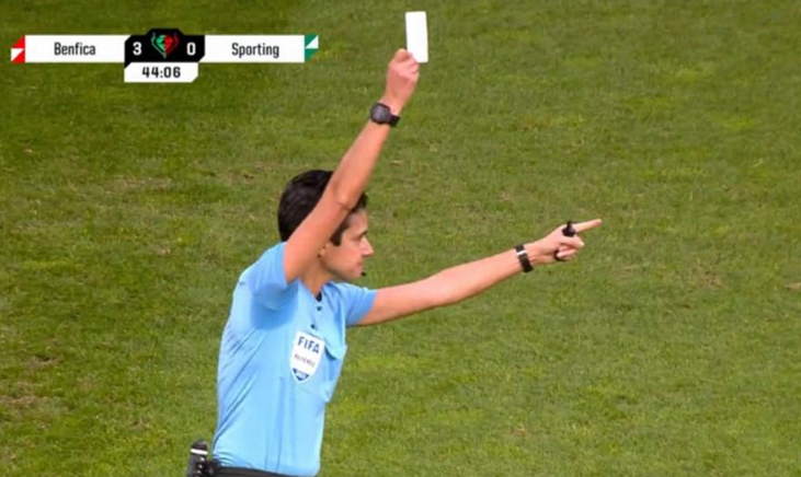 Πορτογαλία: Τι είναι η «λευκή» κάρτα που έδειξε διαιτητής για πρώτη φορά στην ιστορία