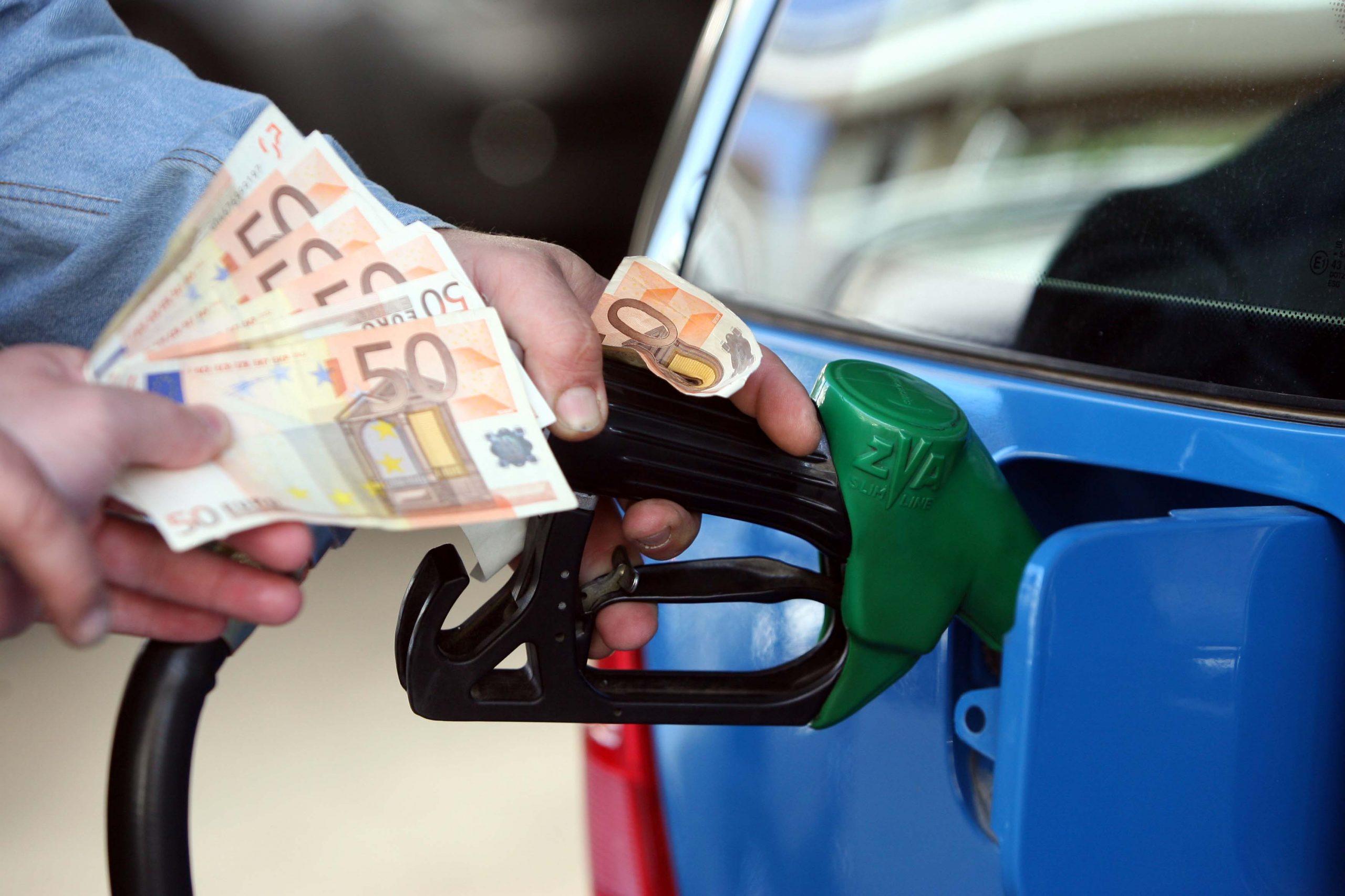 Καύσιμα: Το πλαφόν έφερε τιμές – καρμπόν στα βενζινάδικα