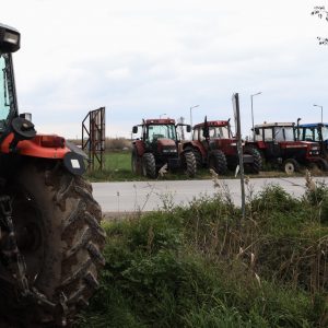 Θεσσαλία: Επί ποδός οι αγρότες – Ενισχύονται τα μπλόκα