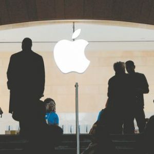 Apple: Τακτικές κινήσεις για να αποφύγει τις απολύσεις
