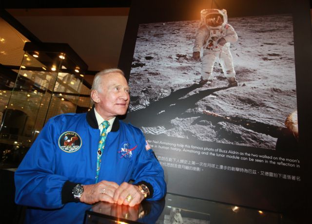 Μπαζ Όλντριν: Γαμπρός στα 93 του ο δεύτερος άνθρωπος που περπάτησε στη Σελήνη