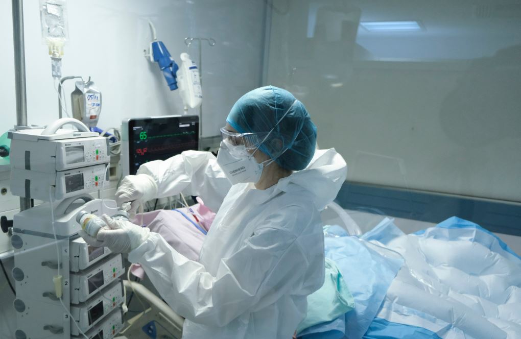 ΕΟΔΥ: «Θερίζει» η γρίπη, αυξάνονται θάνατοι και εισαγωγές στα νοσοκομεία λόγω κορωνοϊού