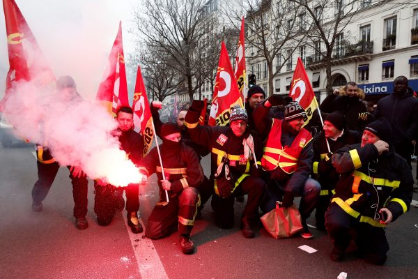 Γαλλία: Απεργία και μαζικές διαδηλώσεις κατά συνταξιοδοτικής μεταρρύθμισης Μακρόν [photo/video]