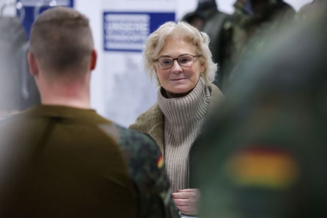 Γερμανία: Οργή για μήνυμα της υπουργού Άμυνας υπέρ της Ουκρανίας εν μέσω πυροτεχνημάτων