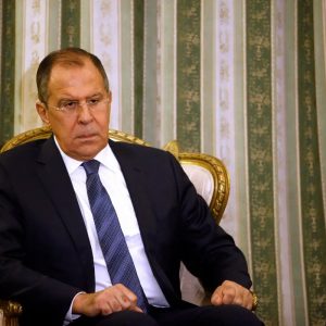 Σύνοδος ΗΠΑ – Ρωσίας: Συζητήσεις στην Αλάσκα προκαλεί το …σοβιετικό φούτερ του Λαβρόφ