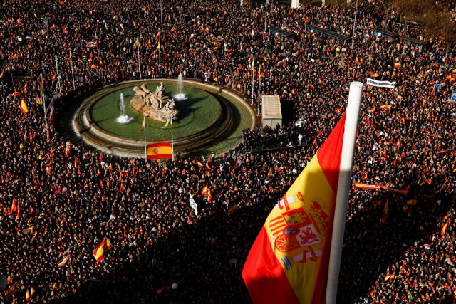 Μαδρίτη: Η Δεξιά κινητοποίησε δεκάδες χιλιάδες διαδηλωτές – Ζητούν παραίτηση του Σάντσεθ