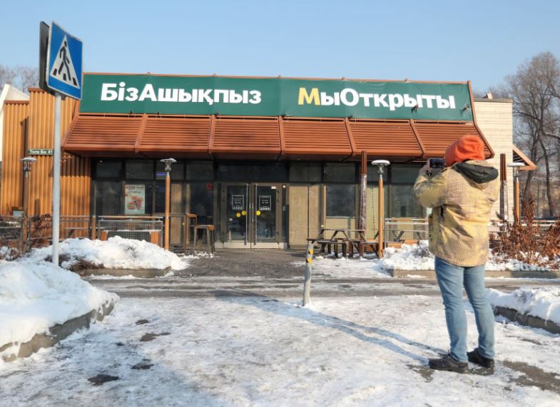 McDonald’s: Ανέβασαν ξανά ρολά στο Καζακστάν αλλά… ξήλωσαν τις επιγραφές