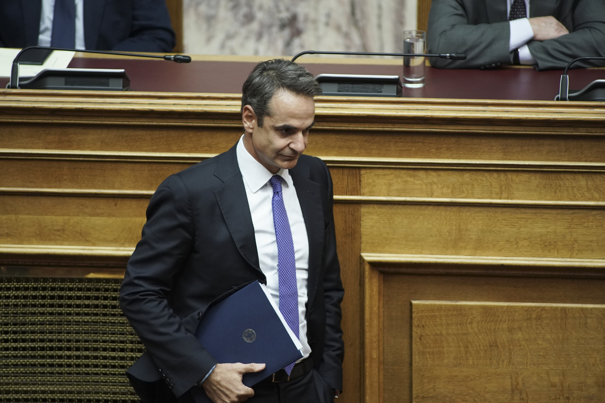 Motion of censure: Mitsotakis brings three “files” to the political clash in Greek Parliament