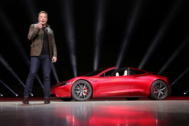Tesla: Ο CEO της Bugatti απάντα σε ισχυρισμούς του Μασκ για την επιτάχυνση του Roadster