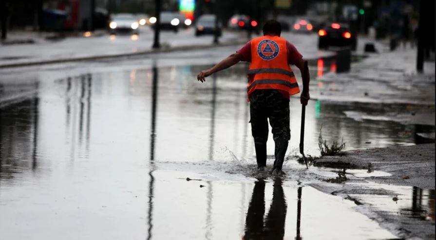 Κακοκαιρία: Έκλεισε η Ποσειδώνος στο Δέλτα Φαλήρου – Καθίζηση στη Χαριλάου Τρικούπη