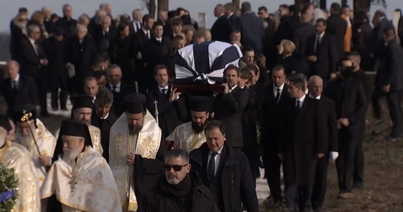 Κηδεία τέως βασιλιά Κωνσταντίνου: Το in live από το Τατόι – Πλήθος κόσμου για την ταφή του Γλύξμπουργκ (κάμερα 1)