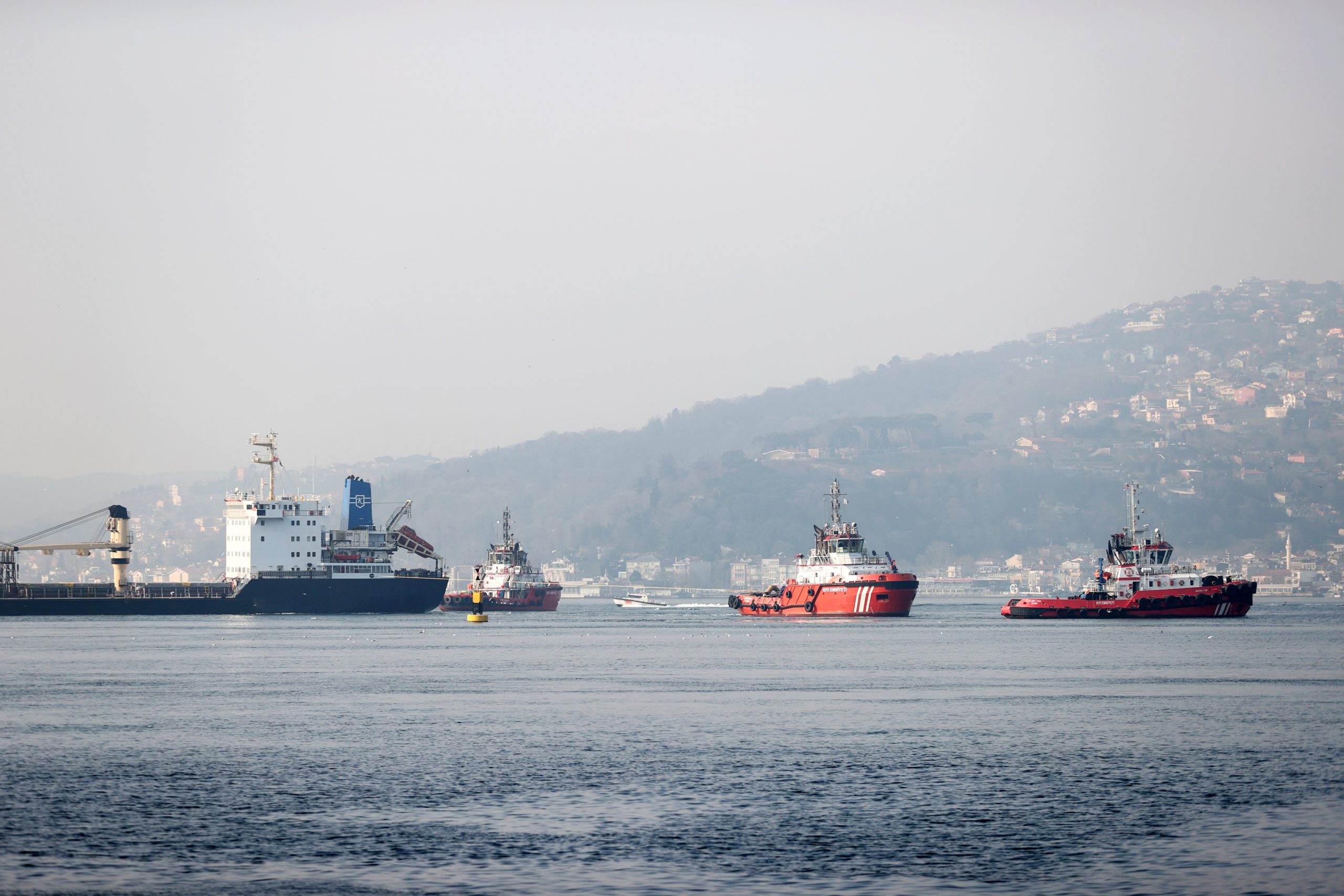Τουρκία: «Ανοιξε» ο Βόσπορος, «ξεκόλλησε» το εμπορικό πλοίο