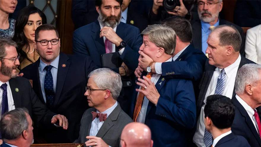 ΗΠΑ: Πρωτοφανείς σκηνές στο Κογκρέσο – Το κεφαλοκλείδωμα σε βουλευτή που αποφάσισε να τηρήσει αποχή