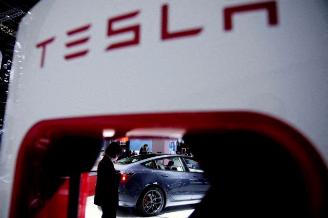 Tesla: Ο Μασκ μειώνει το κόστος για να ανταπεξέλθει στην ύφεση