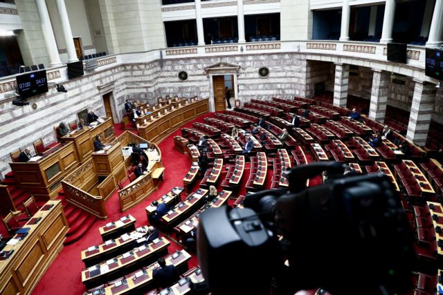 Βουλή: Έντονη αντιπαράθεση για τα μεικτά πληρώματα στο ΕΚΑΒ