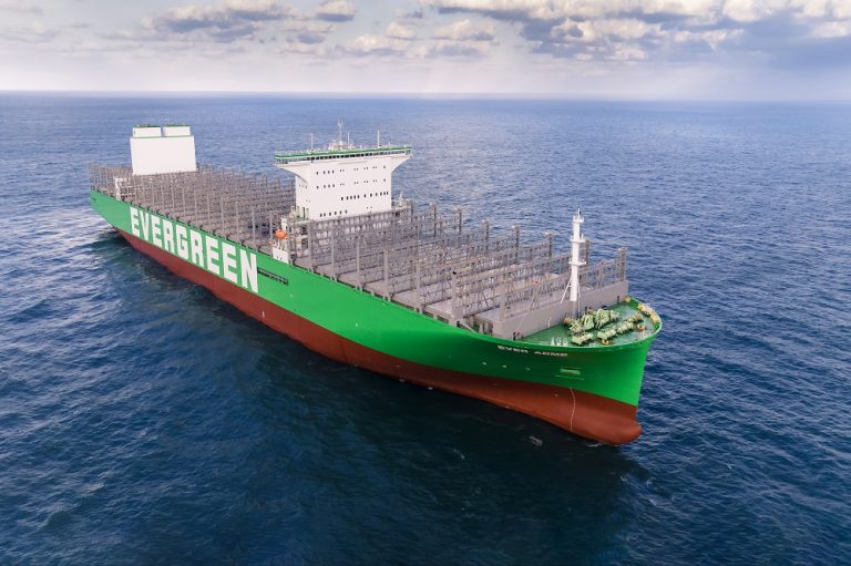 «Ever Acme»: Το πέρασμα του γιγαντιαίου containership από τη Διώρυγα του Σουέζ [Video]