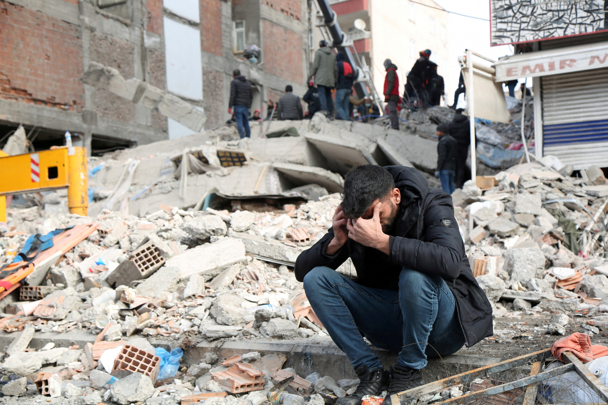 Greek state, private entities step up efforts to get aid to quake-stricken areas in SE Turkey