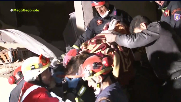 Earthquake in Turkey: Greek EMAK rescue unit saves another boy from the rubble