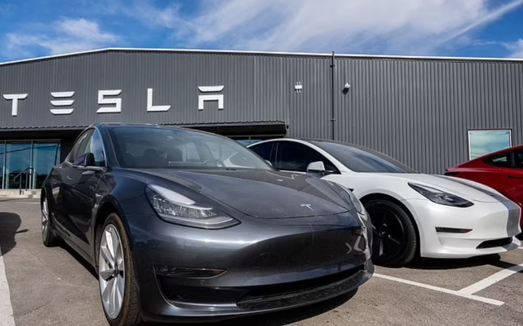 ΗΠΑ: Η Tesla ανακαλεί πάνω από 362.000 οχήματα – Φόβοι για τον κίνδυνο ατυχήματος