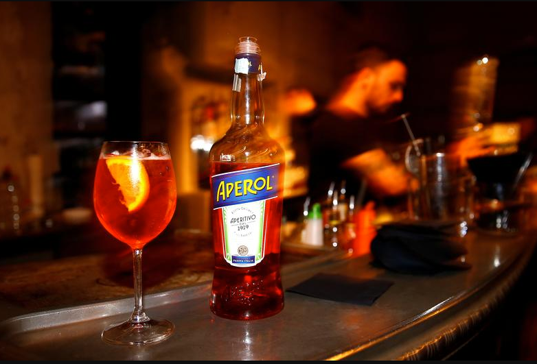 Aperol Spritz: Πώς έγινε γνωστό στις ΗΠΑ μέσω της τηλεόρασης