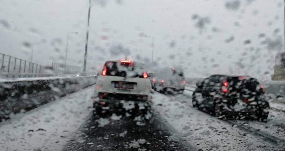 Χιόνια στην Αττική: Έκλεισε η Αττική Οδός