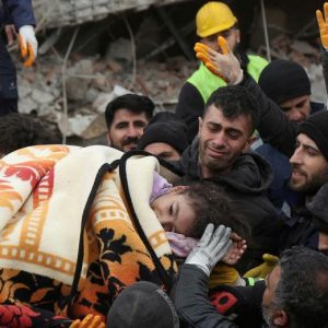Σεισμός Τουρκία: Πλησιάζουν τους 2.000 οι νεκροί – Χιλιάδες οι τραυματίες
