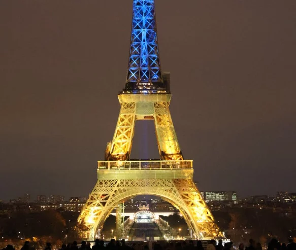 Γαλλία: Στα χρώματα της ουκρανικής σημαίας ο Πύργος του Άιφελ