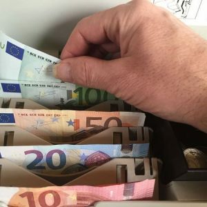 Οι φόβοι για τα γαλλικά ομόλογα κλονίζουν το ευρώ