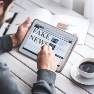 Big Tech: Στο στόχαστρο επειδή δεν απομακρύνουν τα fake news