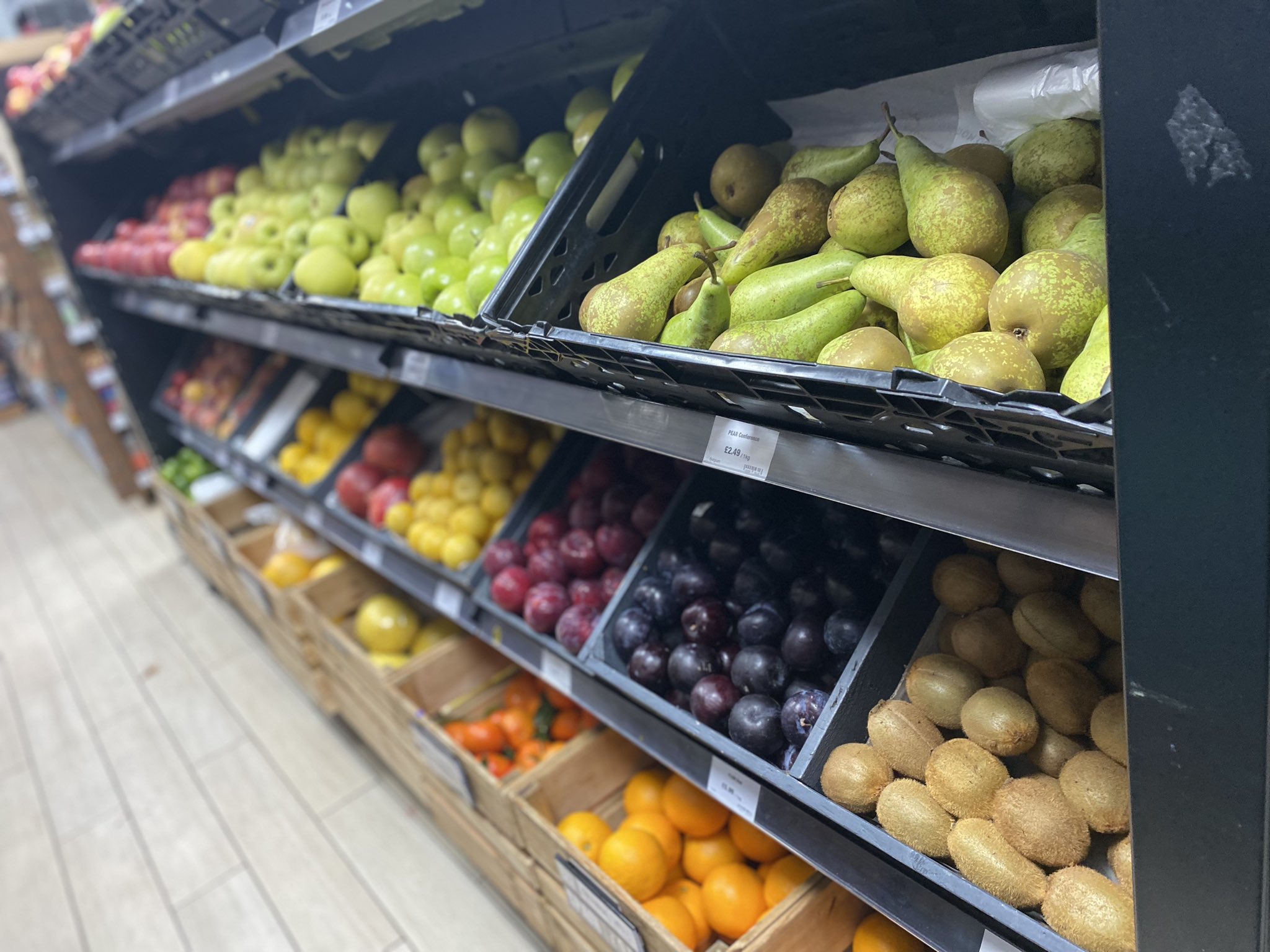 Φρούτα: Αγρότες, μεσάζοντες και έμποροι στέλνουν στα ύψη τις τιμές – Αυξήσεις έως 84,6% στη χονδρική