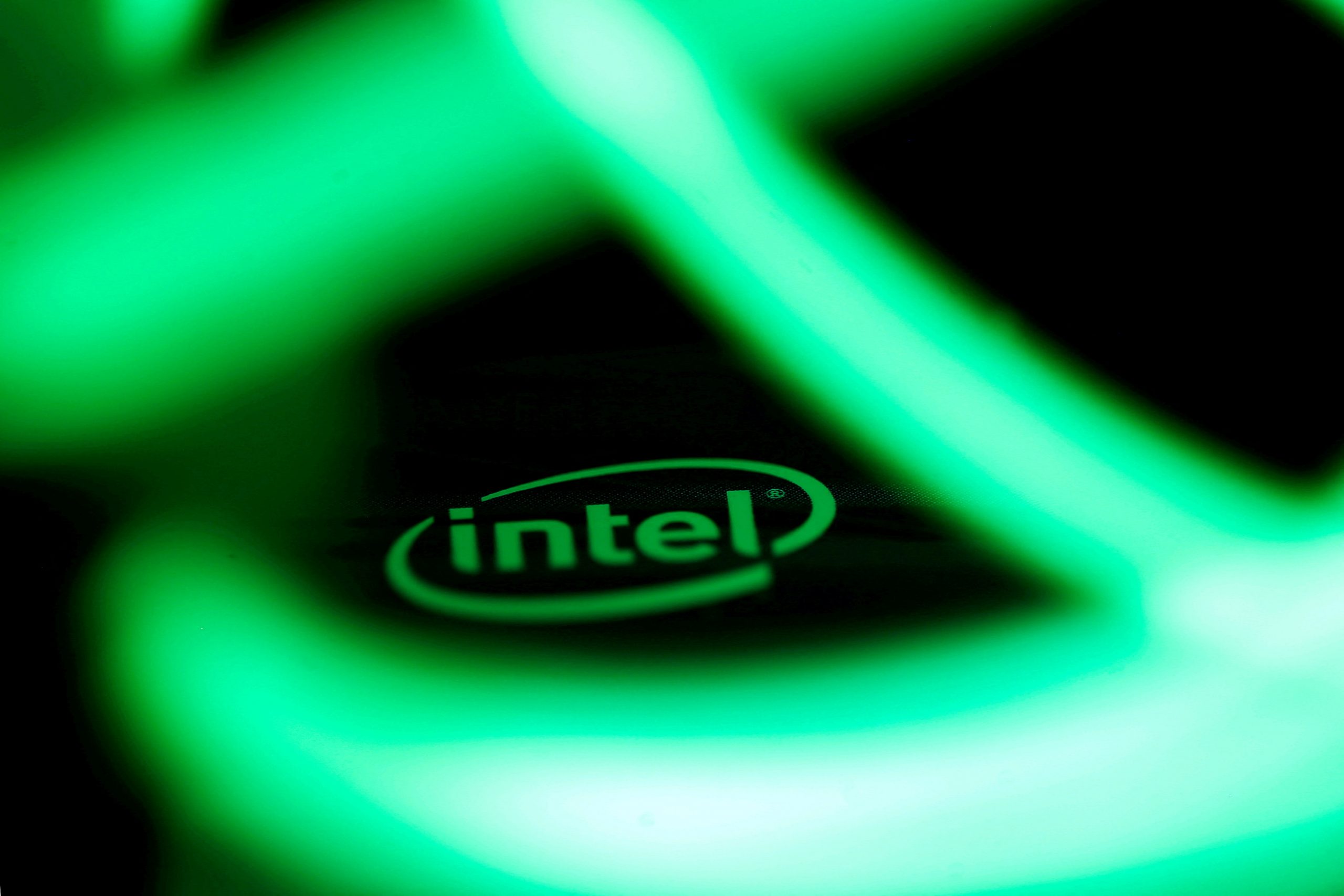 Intel: Προς αναζήτηση μετρητών, ψαλιδίζει το μέρισμα σε χαμηλό 16ετίας