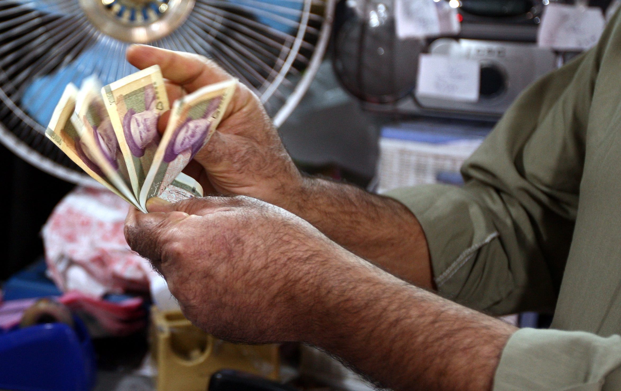 Ιράν: Ιστορική «βουτιά» του ριάλ έναντι δολαρίου και ευρώ
