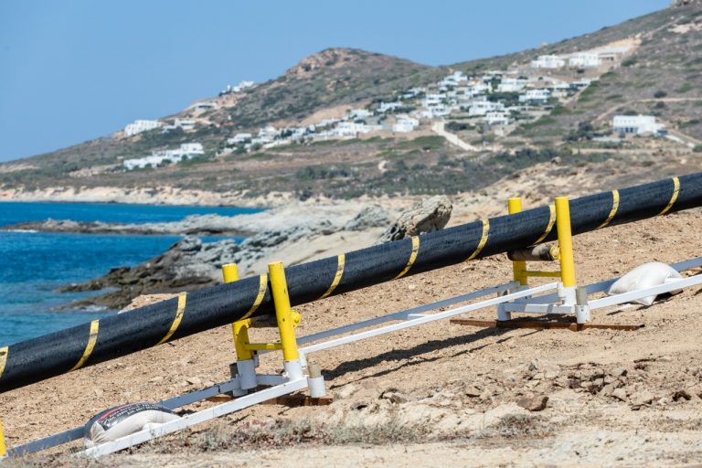 ΑΔΜΗΕ: Έπεσαν οι υπογραφές για την ηλεκτρική διασύνδεση Φολεγάνδρου, Μήλου και Σερίφου