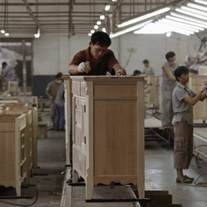 Τραμπ: Αναβάλλει κατά ένα έτος την αύξηση των δασμών σε εισαγόμενα έπιπλα