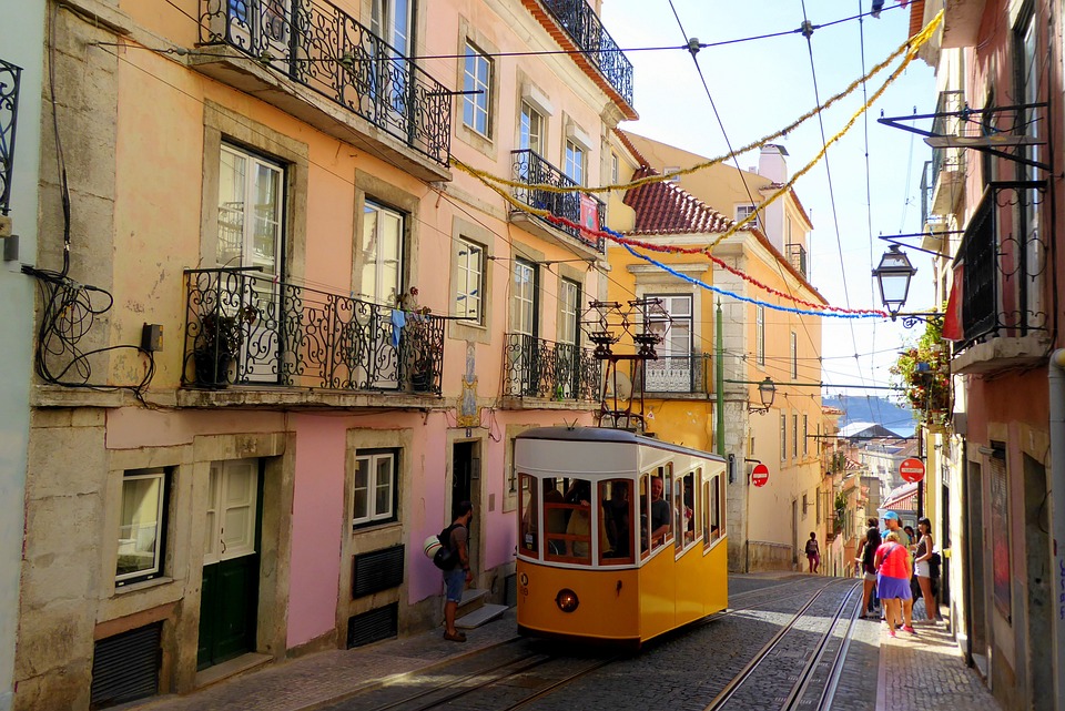 Πορτογαλία: Αναγκάζει τους ιδιοκτήτες να νοικιάσουν τα άδεια σπίτια τους