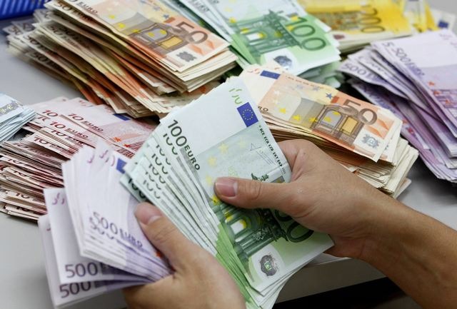 Φοροδιαφυγή: Απαγόρευση πληρωμών με μετρητά άνω των 500 ευρώ