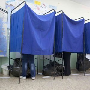 Δημοσκόπηση: Στο όριο του στατιστικού λάθους η διαφορά της ΝΔ από τον ΣΥΡΙΖΑ